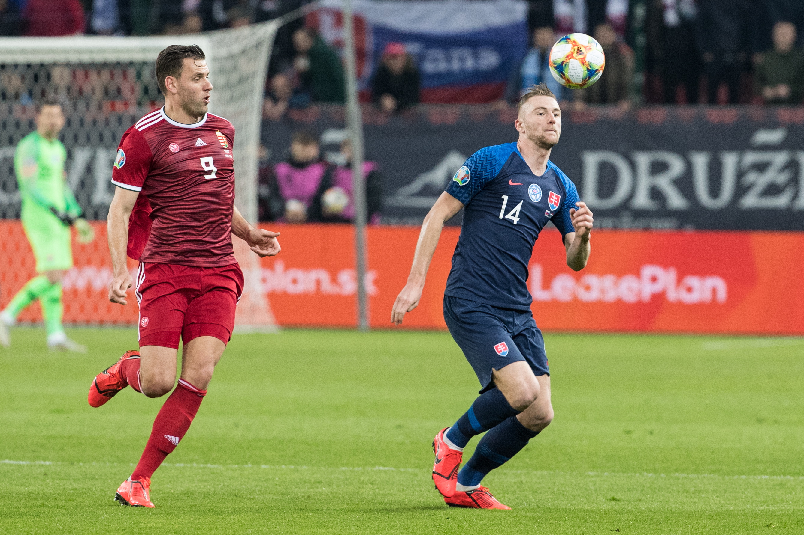 匈牙利队为胜利努力拼搏，誓死捍卫