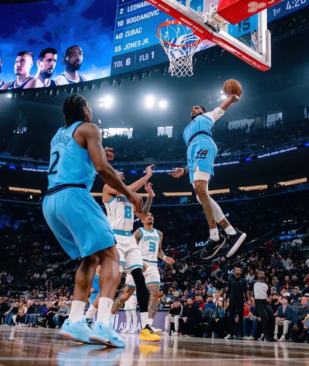 快船凭借哈勒尔关键时刻稳住比赛，战胜马刺