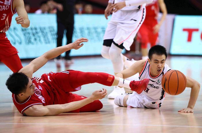 山东队遭遇辽宁队强势反击，胜负悬念引人注目