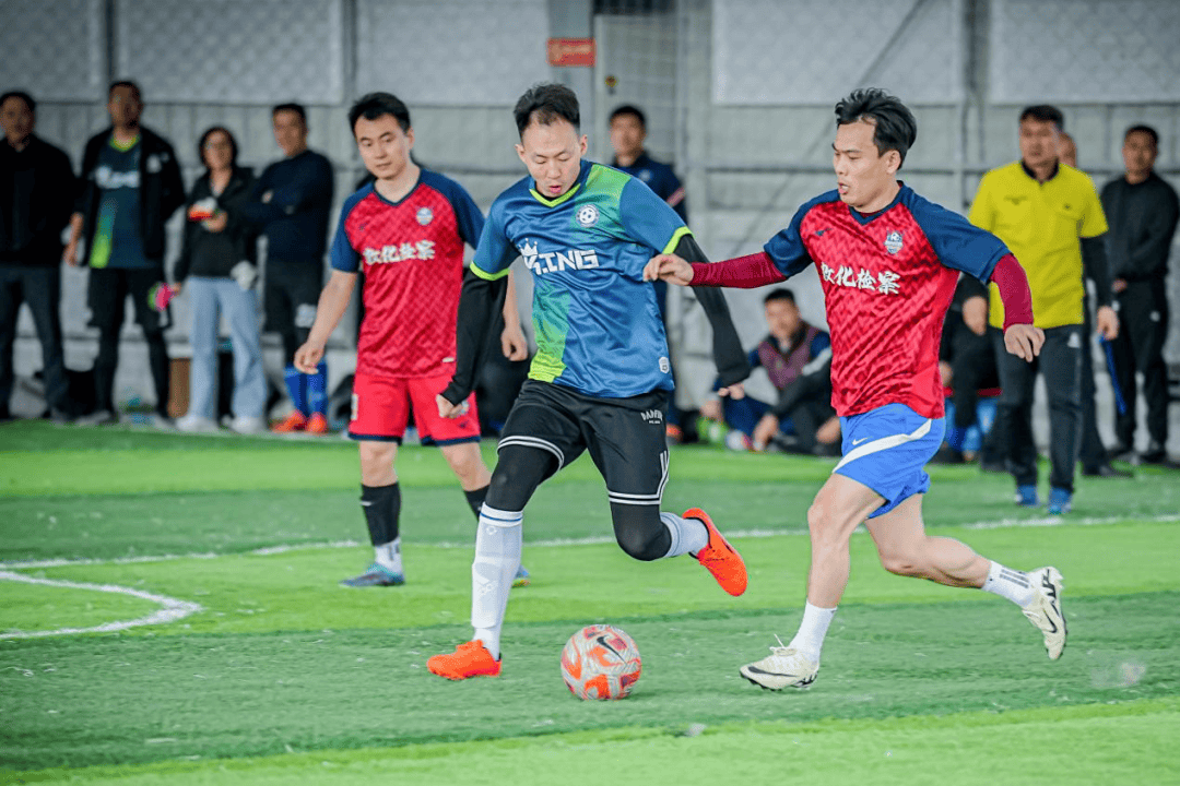 足球比赛中精彩瞬间不断涌现，激情无限的简单介绍