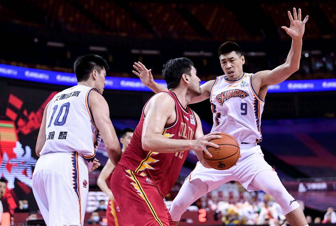 包含双方势均力敌，战术对决火花四溅的词条