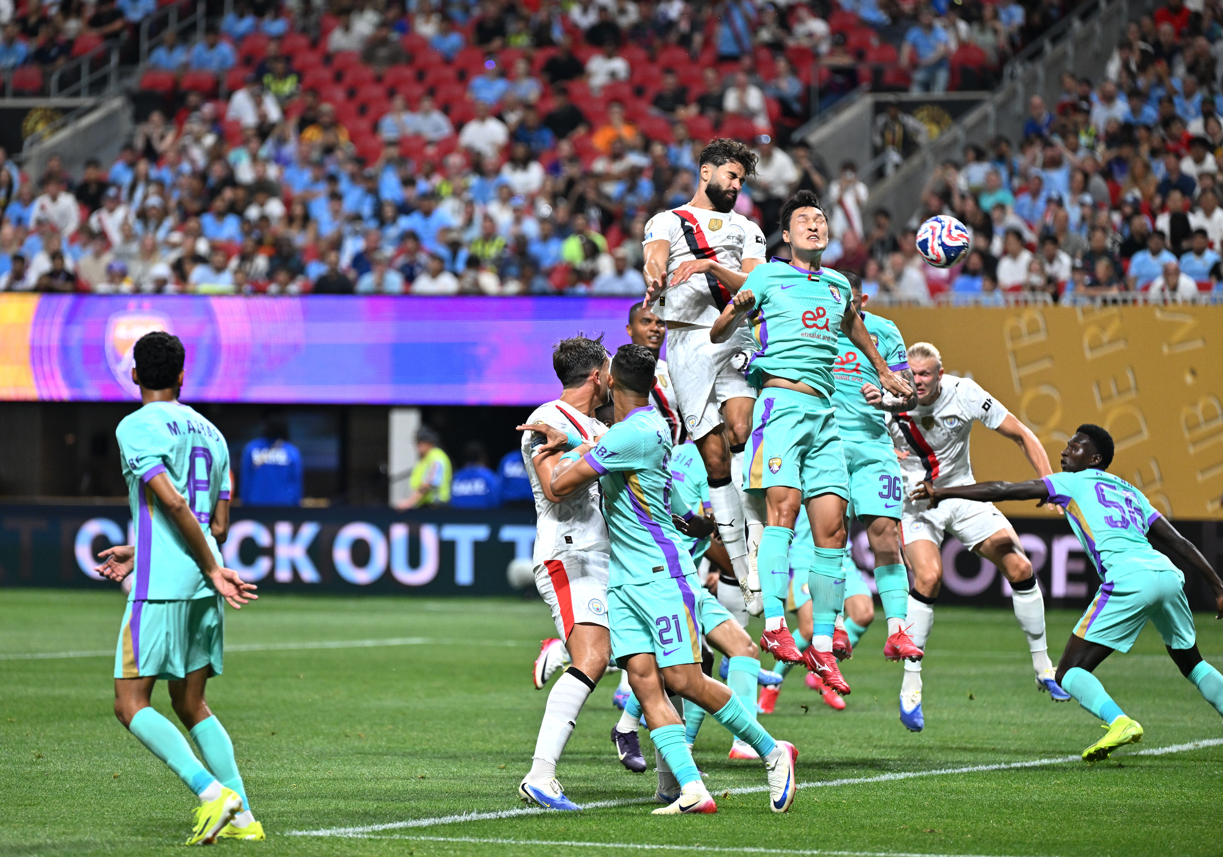 关于硝烟弥漫：足球赛场激烈对抗的信息