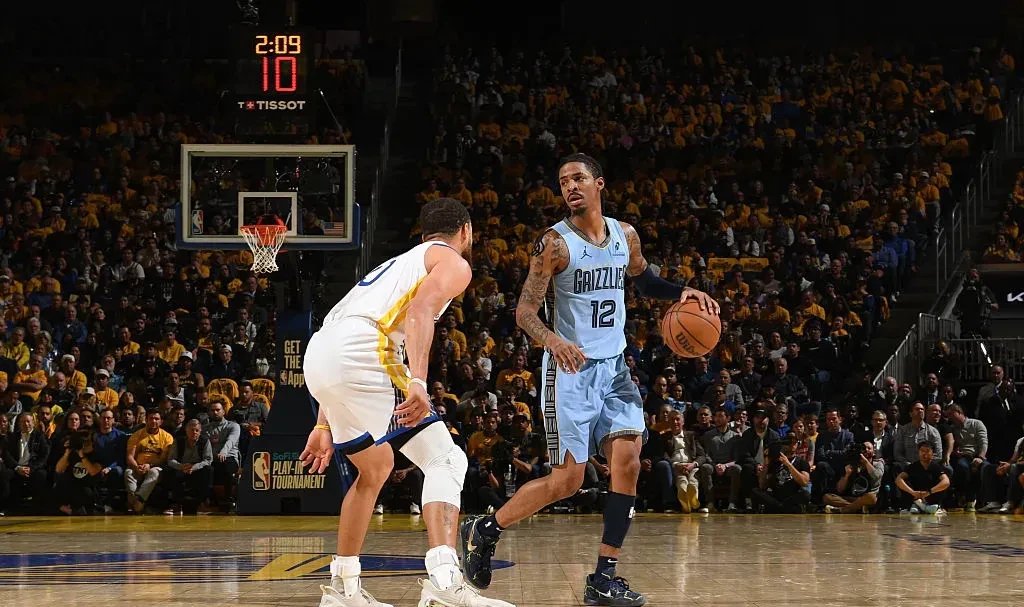 勇士客场艰难击败灰熊，取得八连胜的简单介绍