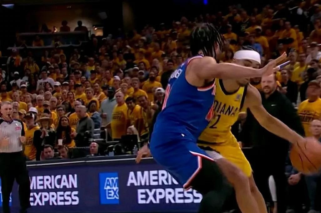 老鹰主场挑落尼克斯，豪取三连胜