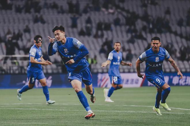 上海申花队球员表现出色,赢得喝彩 上海申花队球员表现出色,赢得喝彩