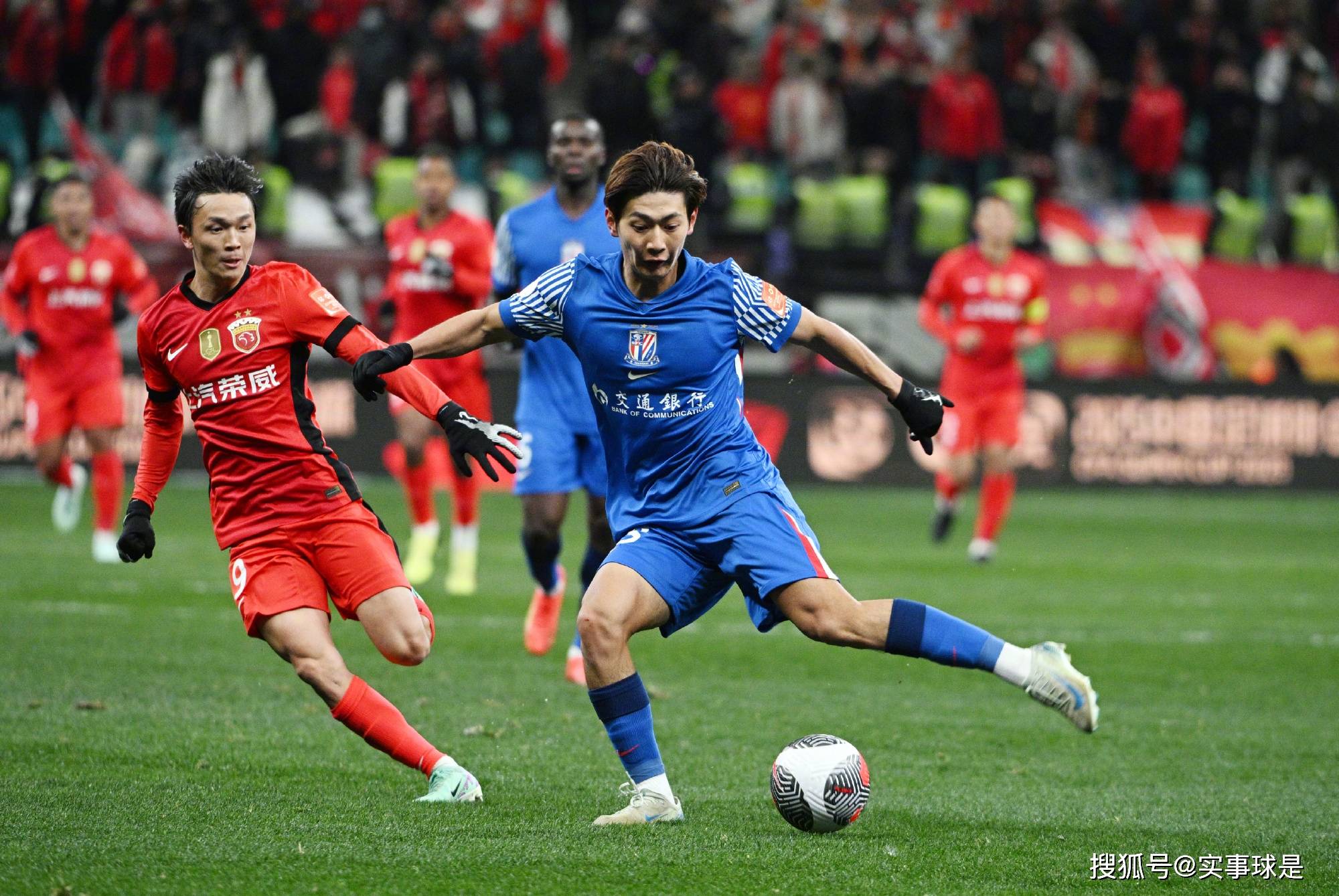 上海申花队球员表现出色,赢得喝彩 上海申花队球员表现出色,赢得喝彩