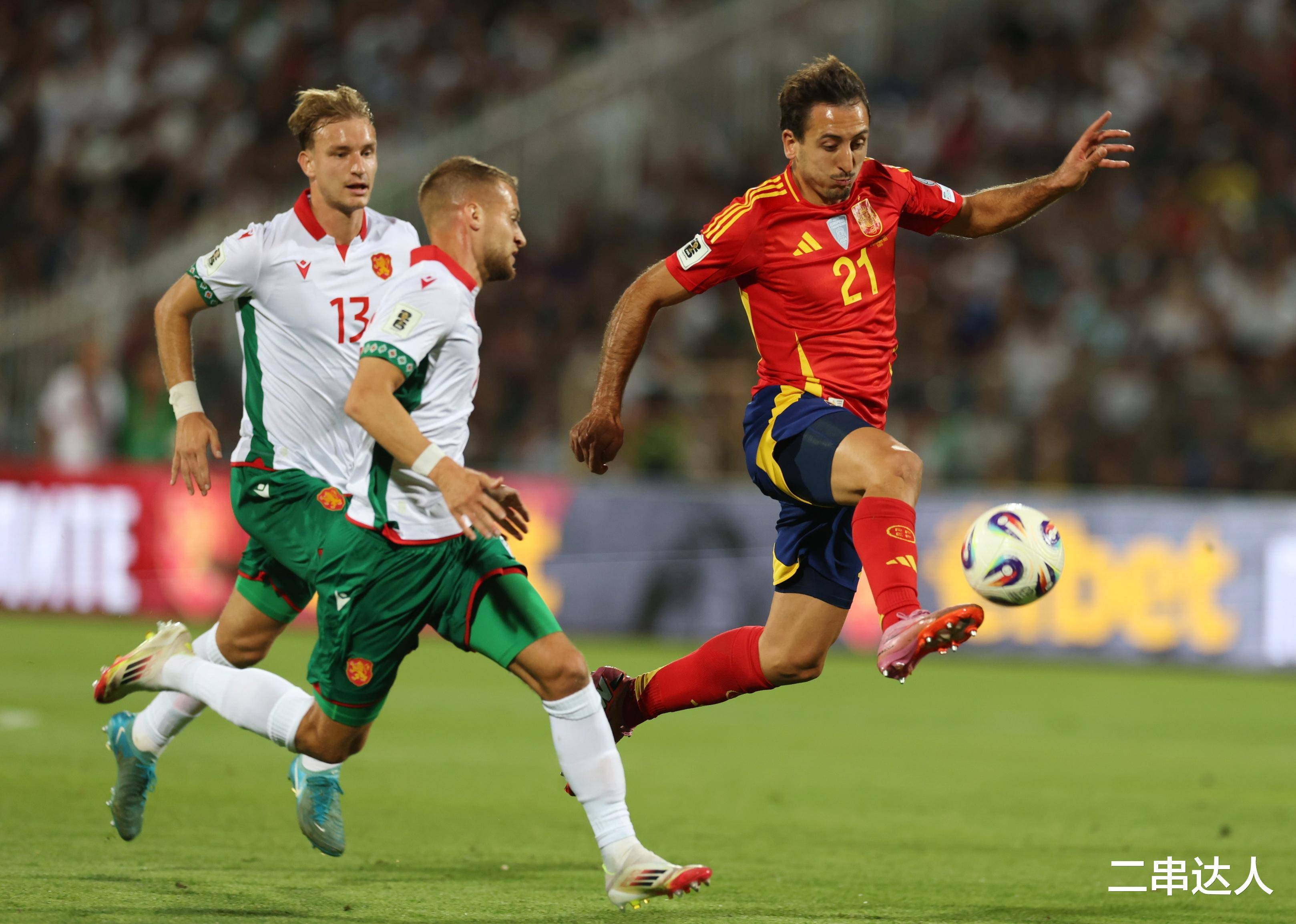 拉脱维亚队在比赛中力克对手，备战欧洲杯