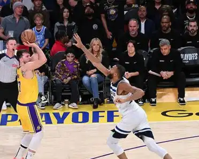 包含篮球盛事NBA季后赛今揭幕，谁将登顶巅峰的词条