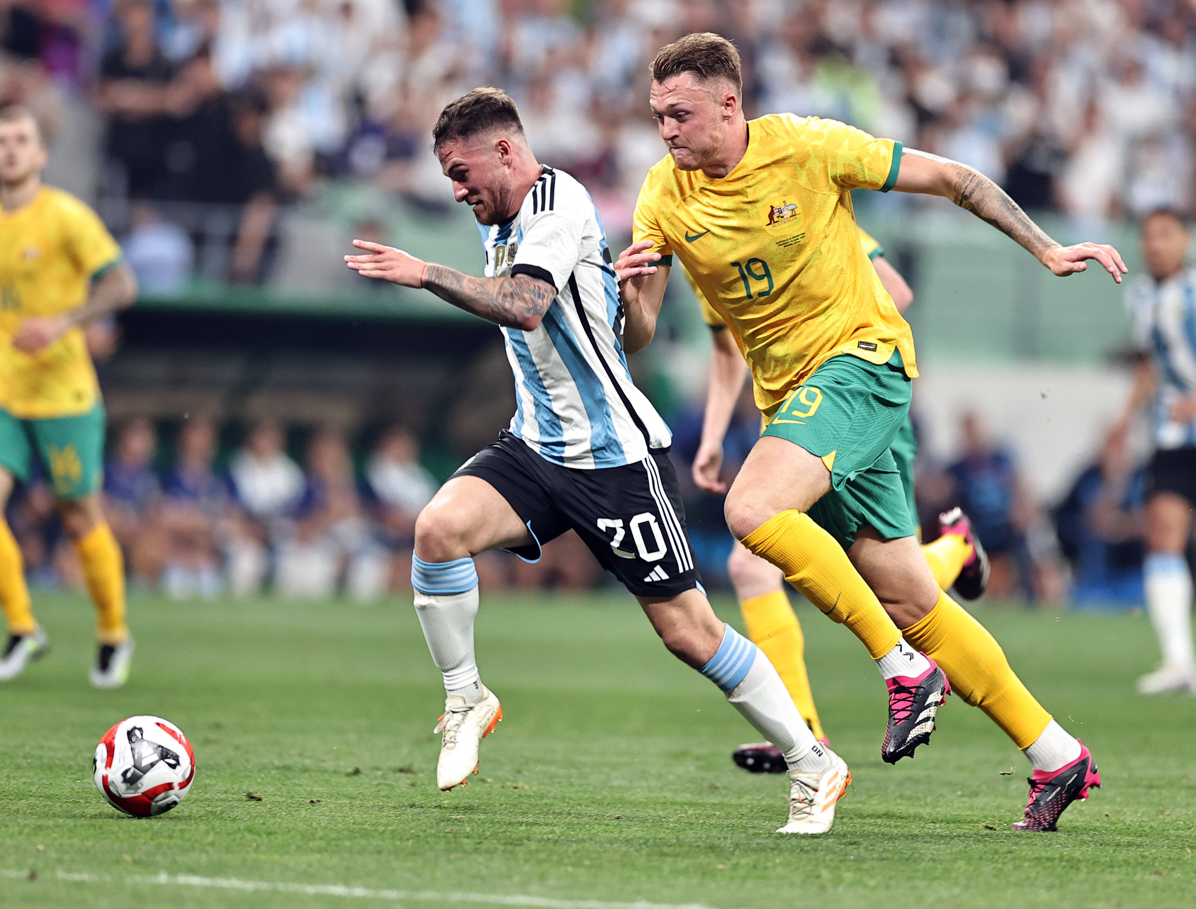 欧冠巴塞罗那胜券在握，梅西助攻助进球