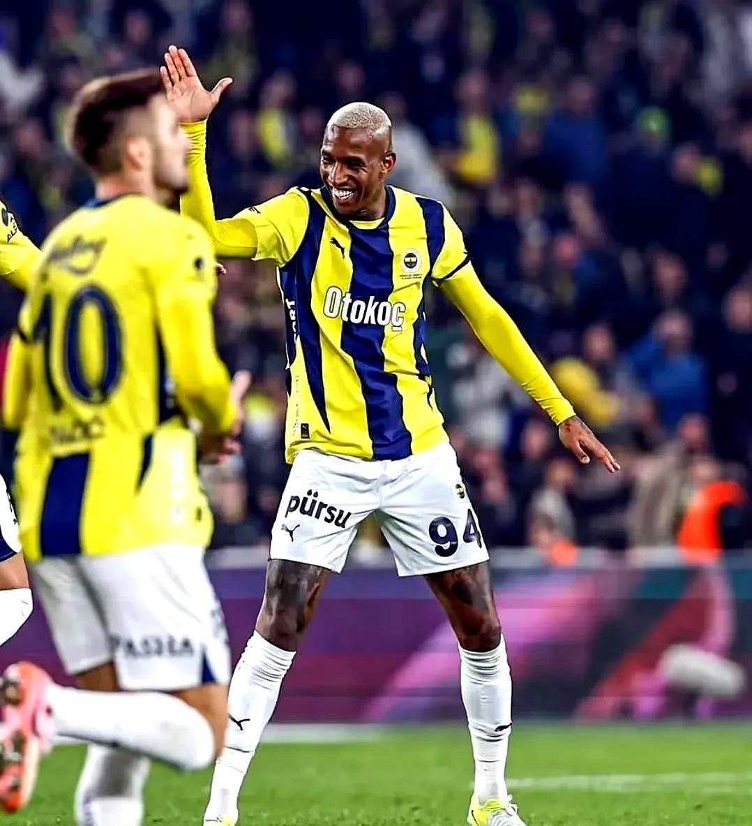 包含特内里费客场大胜，联赛前景一片光明的词条