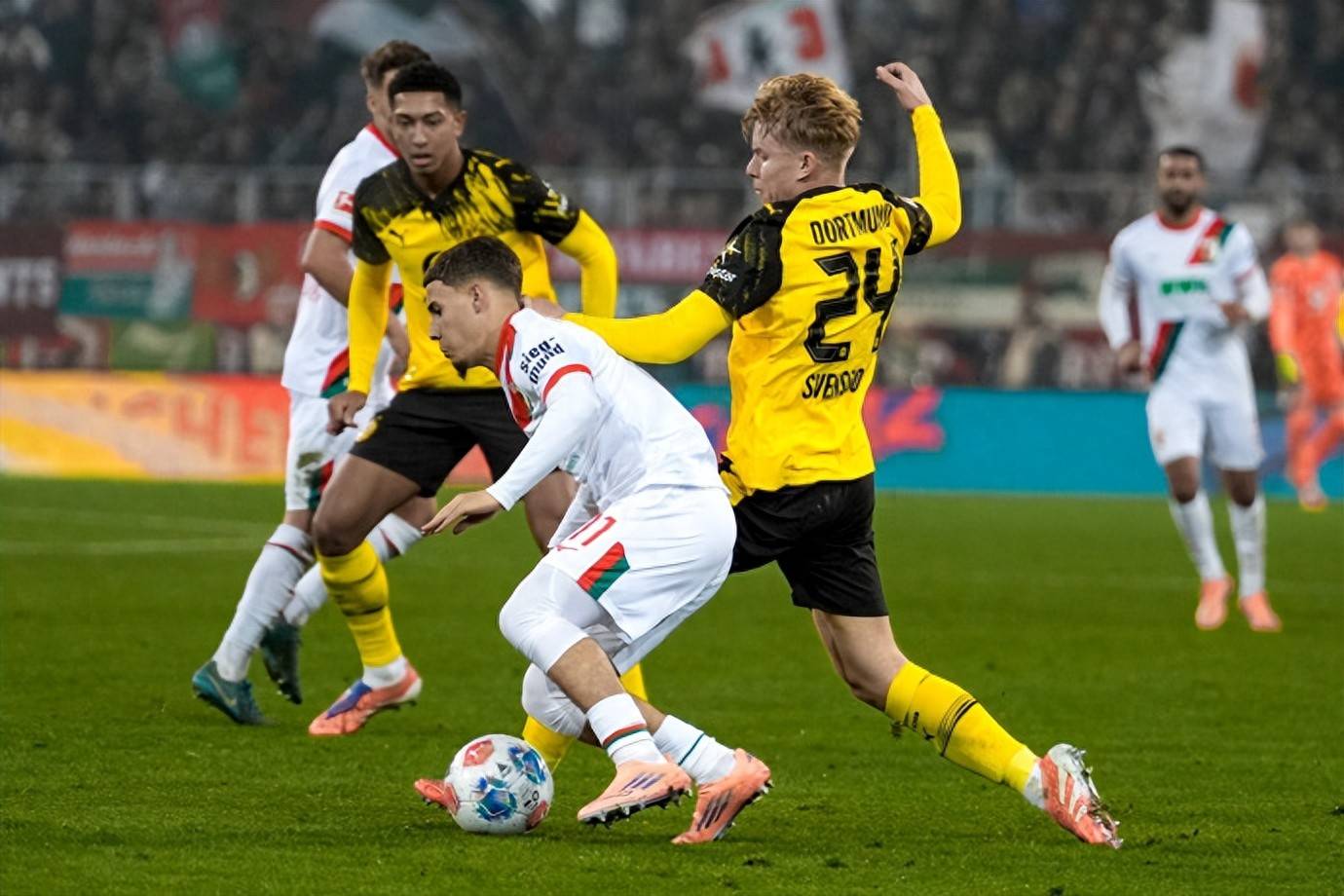 奥格斯堡实现客场逆转,豪取三分的简单介绍 奥格斯堡实现客场逆转,豪取三分的简单介绍