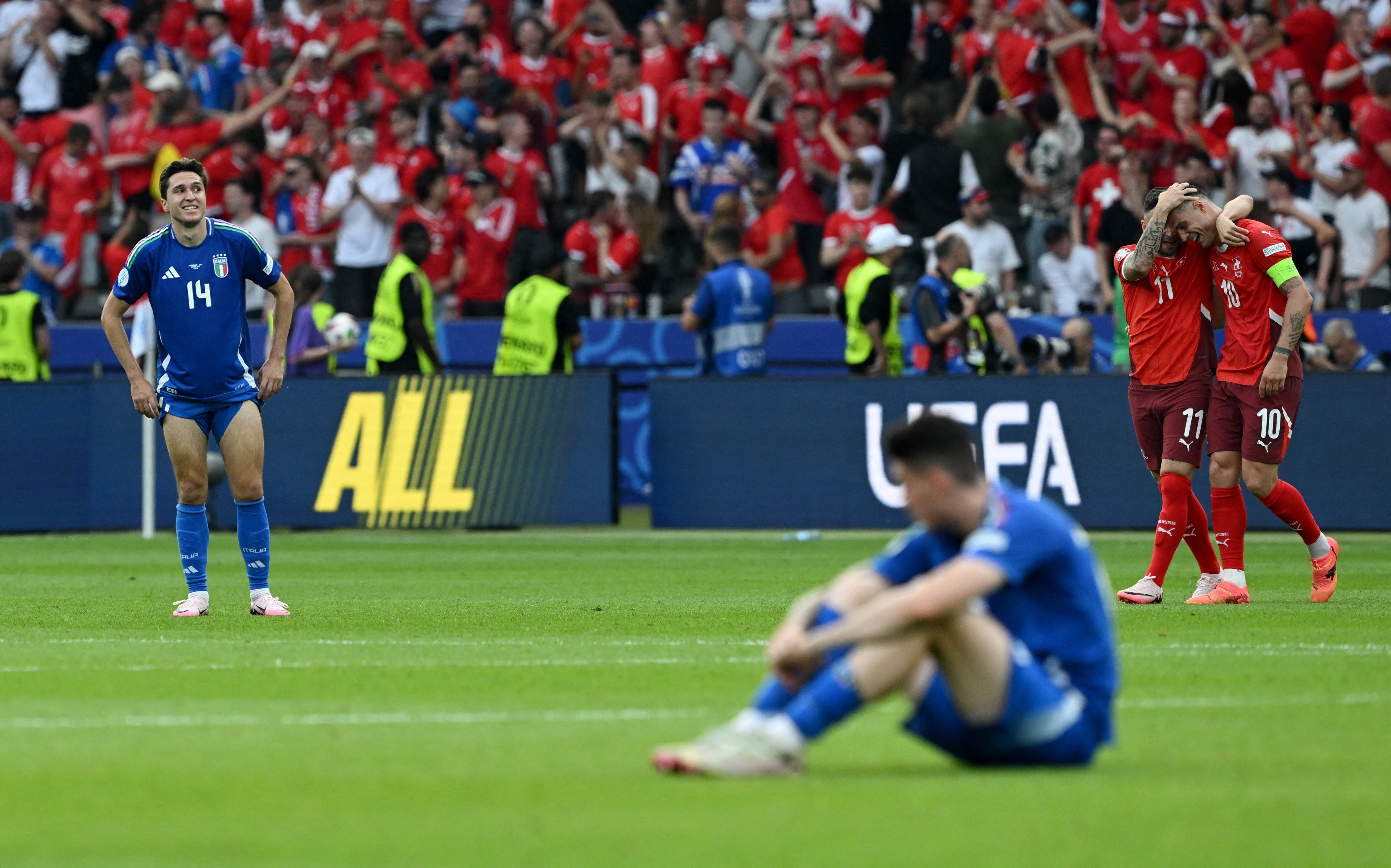 欧预赛比赛：意大利堵截对手进攻，坚守阵线