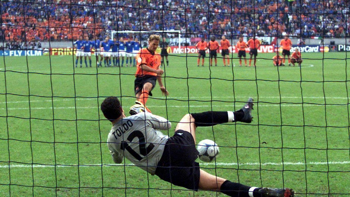 欧预赛比赛：意大利堵截对手进攻，坚守阵线